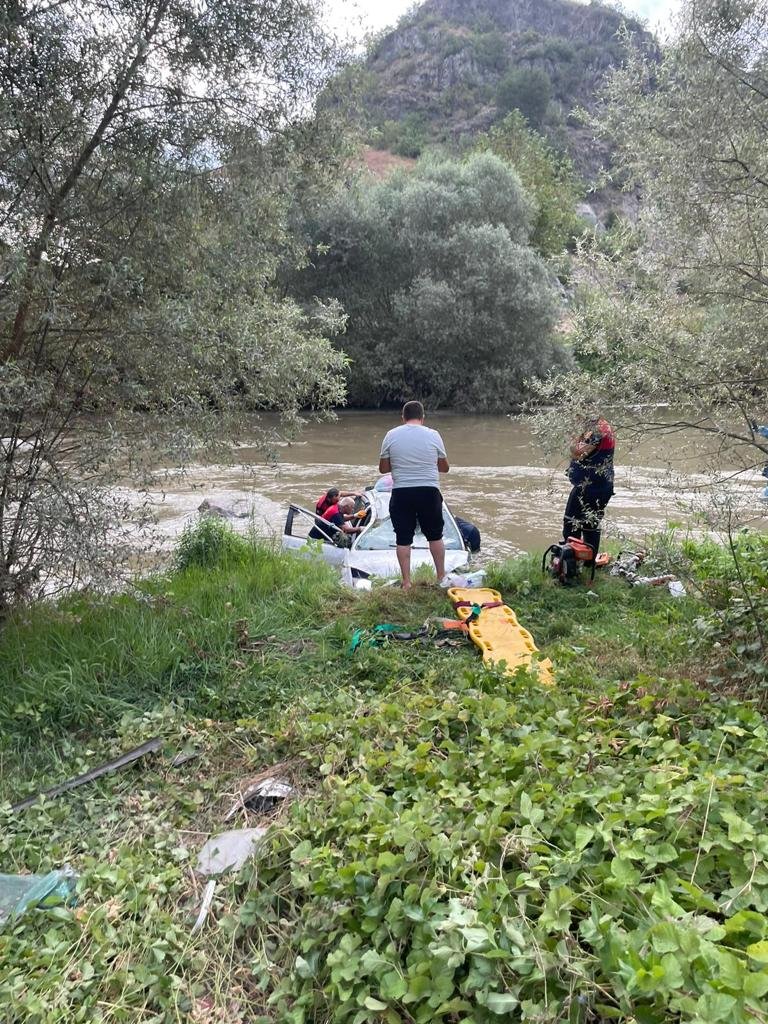 Otomobil, Yeşilırmak'a uçtu: 1'i çocuk 5 yaralı