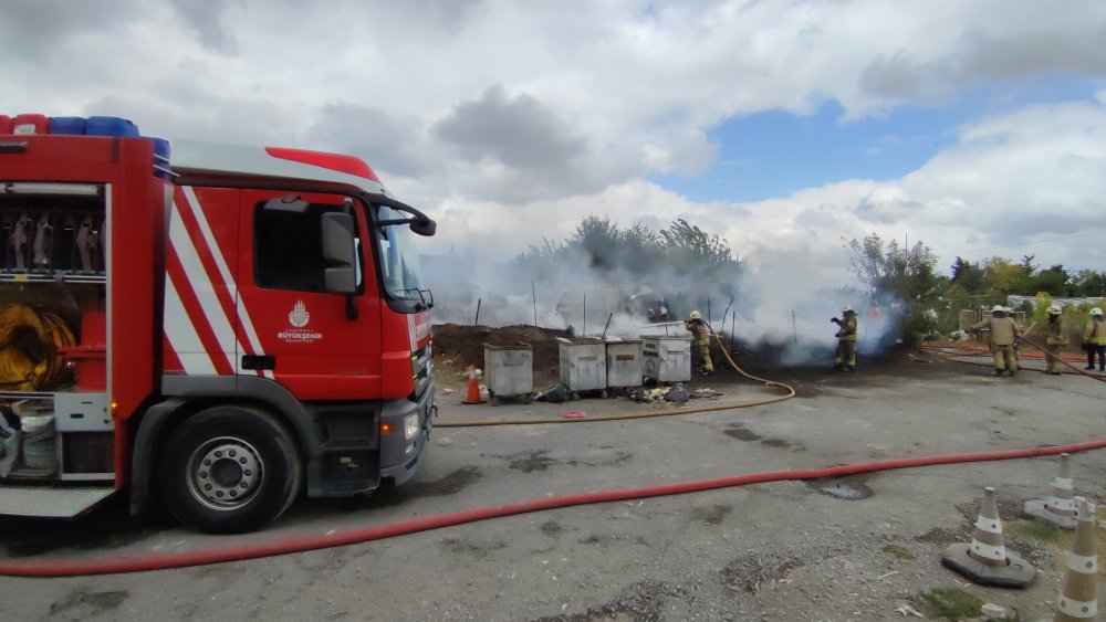 Serada çıkan yangın minibüse sıçradı