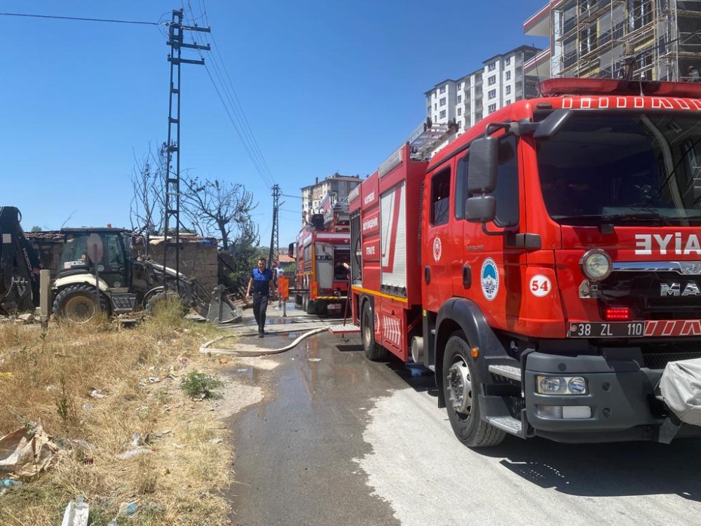 Çocukların attığı torpil, evi yaktı