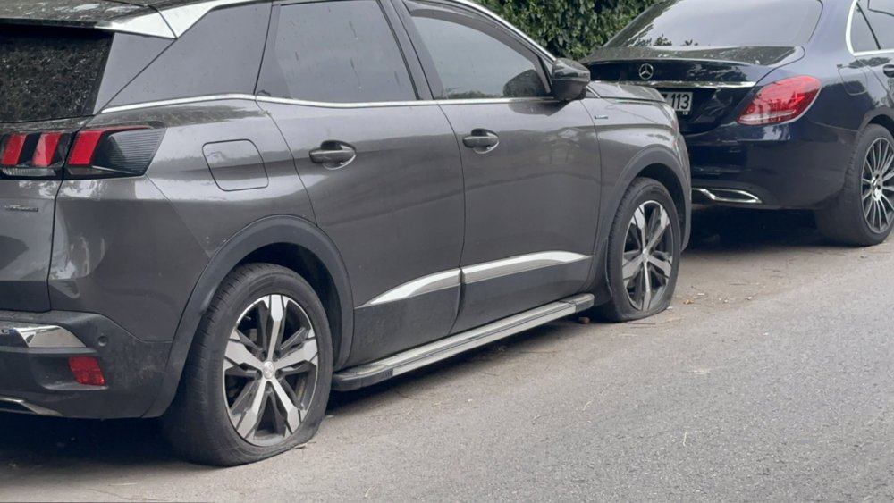 Mahallede büyük şok! Çok sayıda otomobilin lastiği patlatıldı