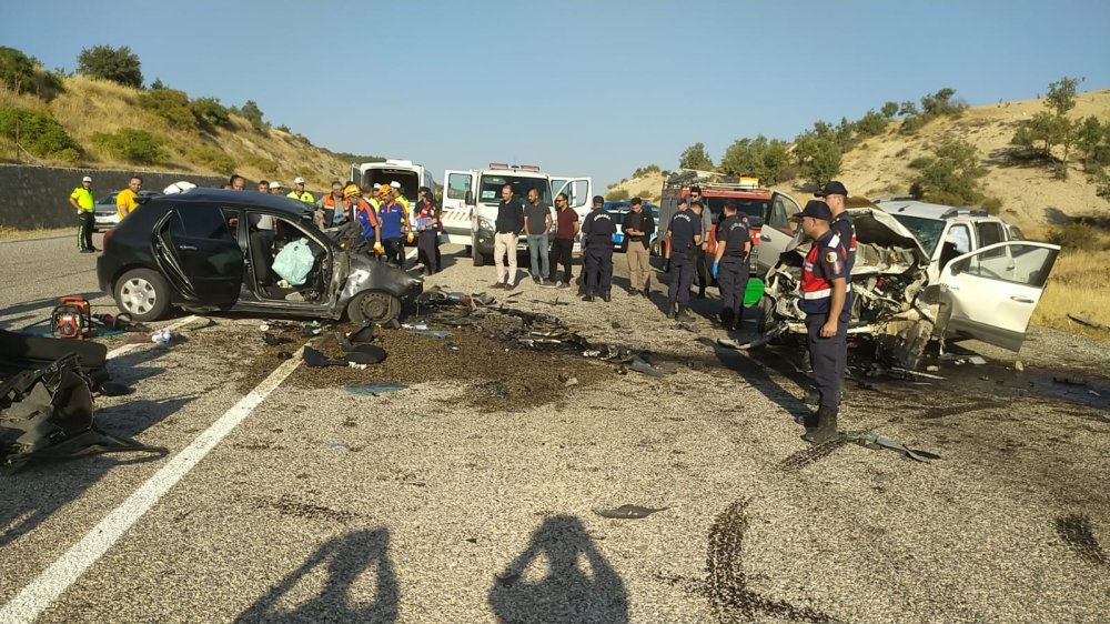 Adıyaman'da kamyonet ile otomobil çarpıştı: 4 ölü, 3 yaralı