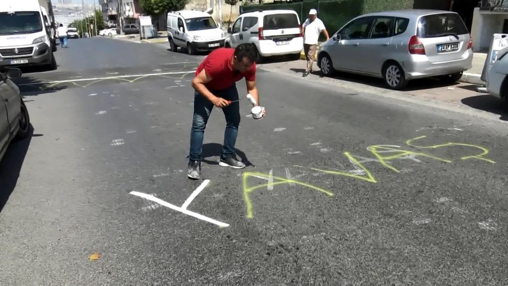 Araçların zarar görmesi üzerine harekete geçti: 'Belediye yapmayınca iş başa düştü'