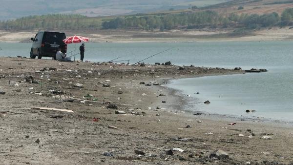 İstanbul'a içme suyu sağlayan baraj kurudu: Pikniğe gelenlerin aracı bataklığa saplandı