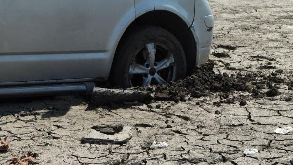 İstanbul'a içme suyu sağlayan baraj kurudu: Pikniğe gelenlerin aracı bataklığa saplandı