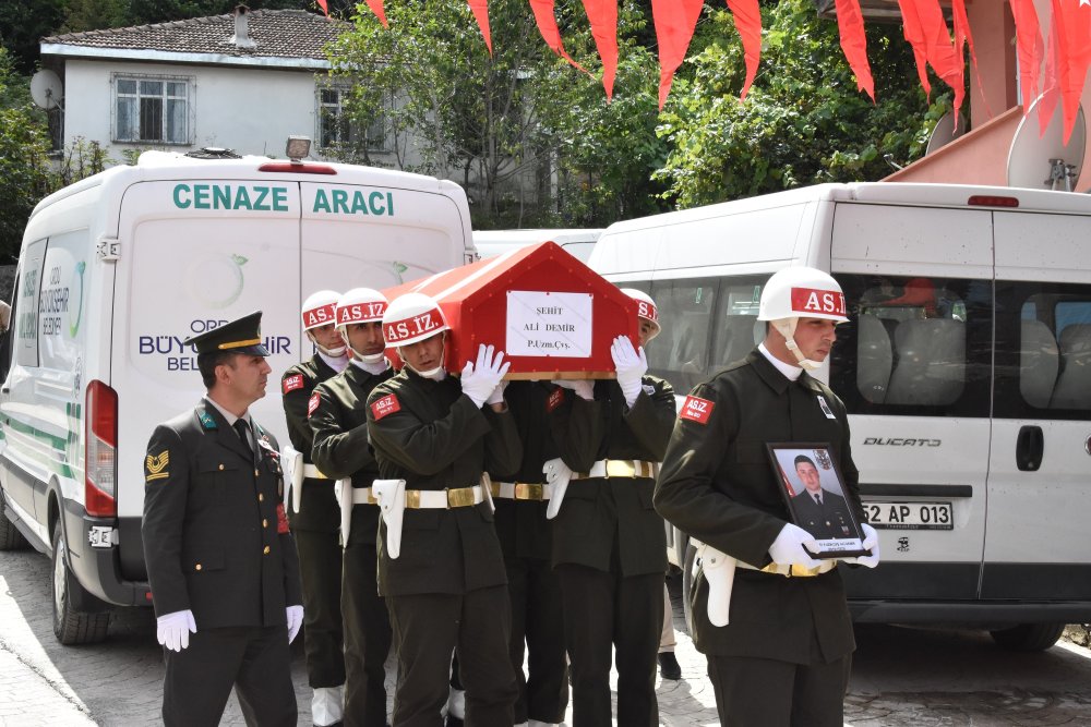 2 gün sonra doğum günüydü...Şehit uzman çavuş, son yolculuğuna uğurlandı