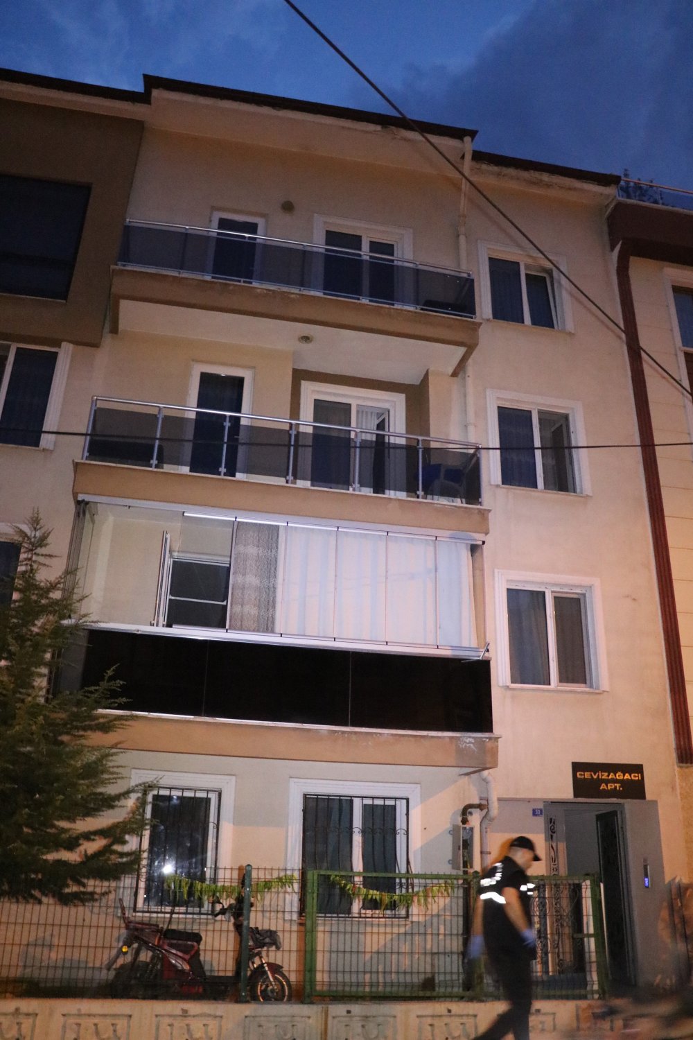 Apartmanda esrarengiz patlama; 1 yaralı