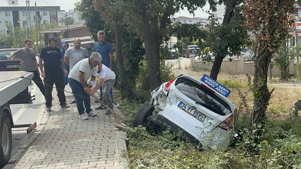 Otomobil, sürücü kursu aracına çarptı: 1 yaralı