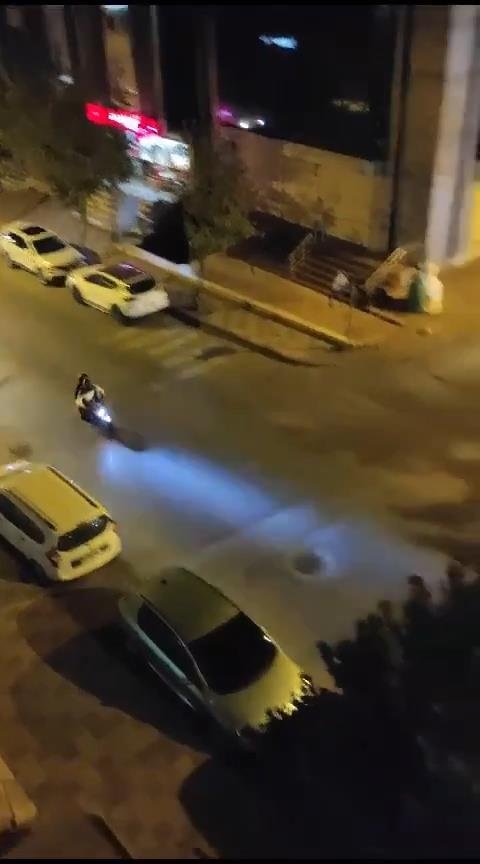 Polis ile ehliyetsiz motosikletli arasında kovalamaca