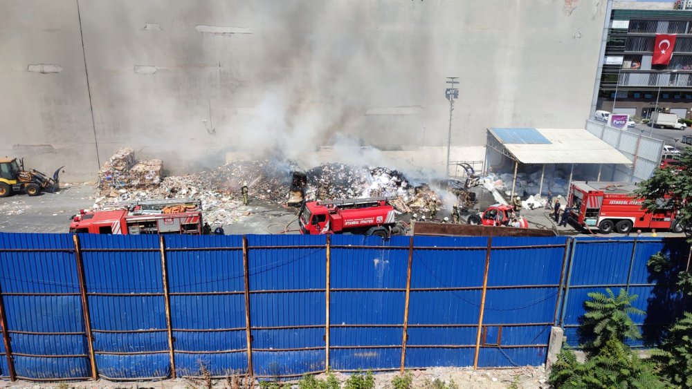 Geri dönüşüm tesisinde yangın: Cadde trafiğe kapandı