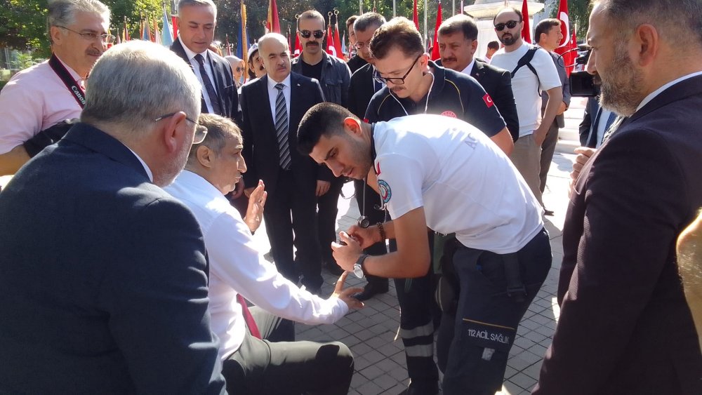 Baro başkanı törende fenalaşıp yere yığıldı