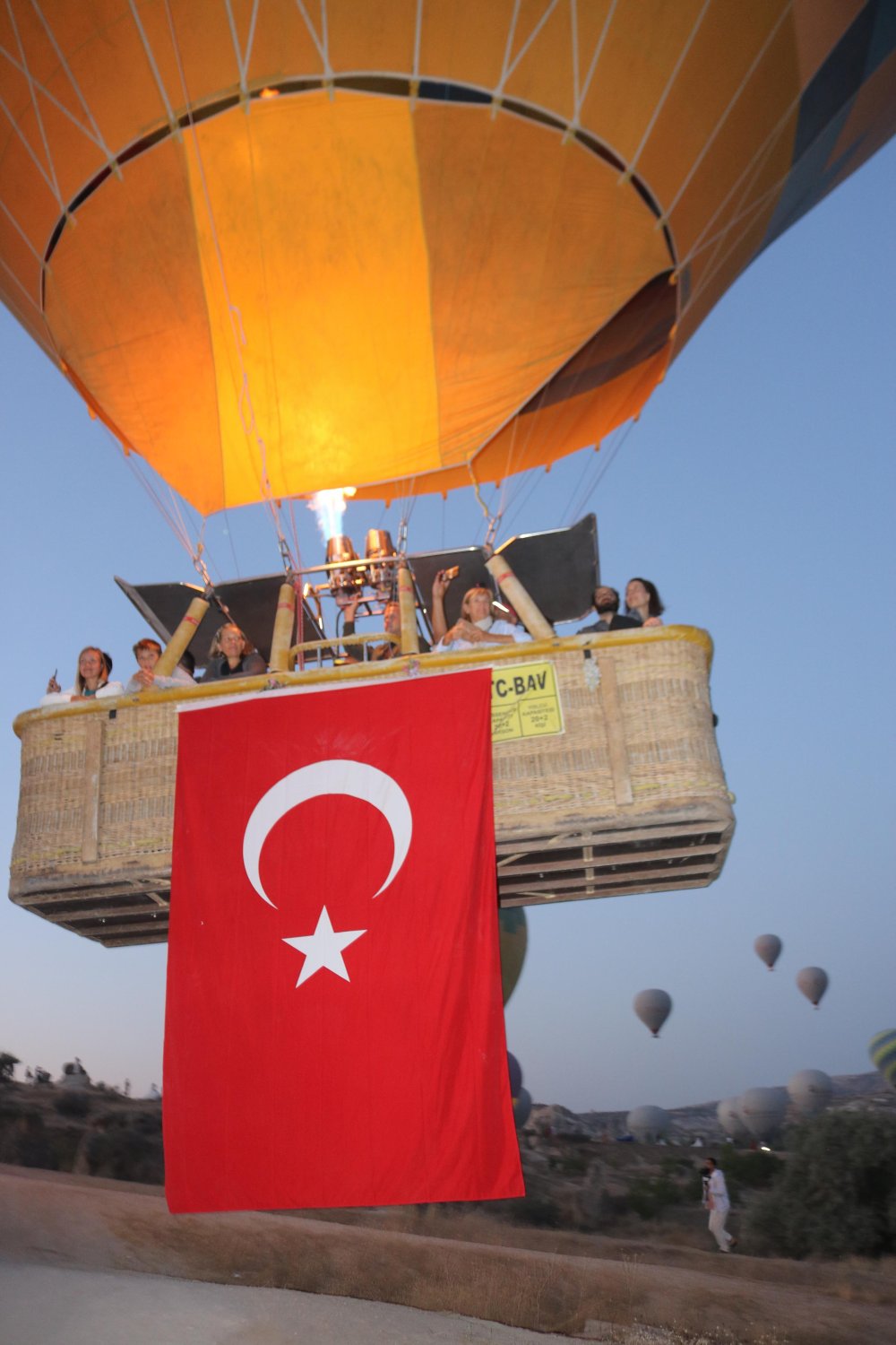 Kapadokya'da balonlar, Türk bayraklarıyla havalandı