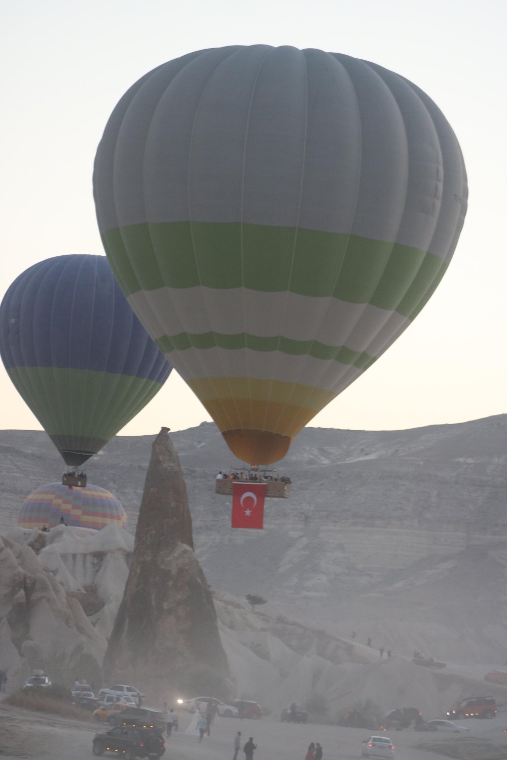 Kapadokya'da balonlar, Türk bayraklarıyla havalandı