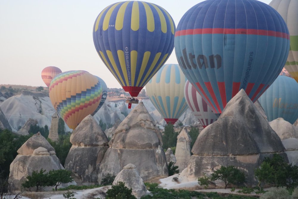 Kapadokya'da balonlar, Türk bayraklarıyla havalandı