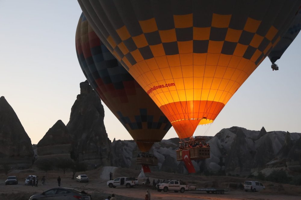 Kapadokya'da balonlar, Türk bayraklarıyla havalandı