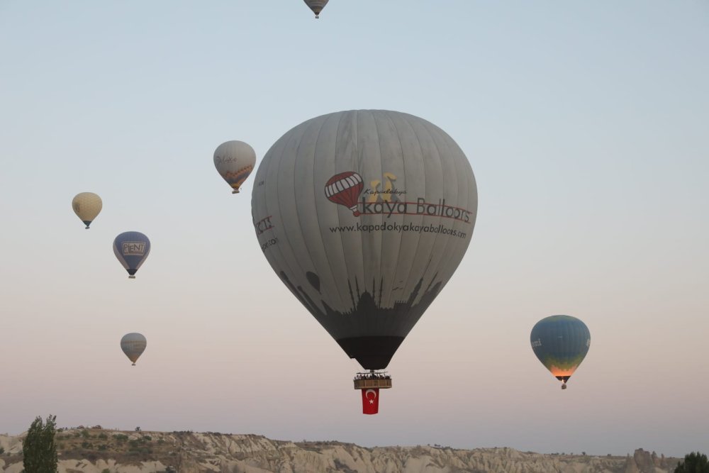 Kapadokya'da balonlar, Türk bayraklarıyla havalandı