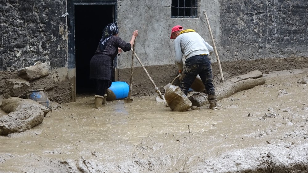 Yağışın olmadığı köyü yayladan gelen su bastı