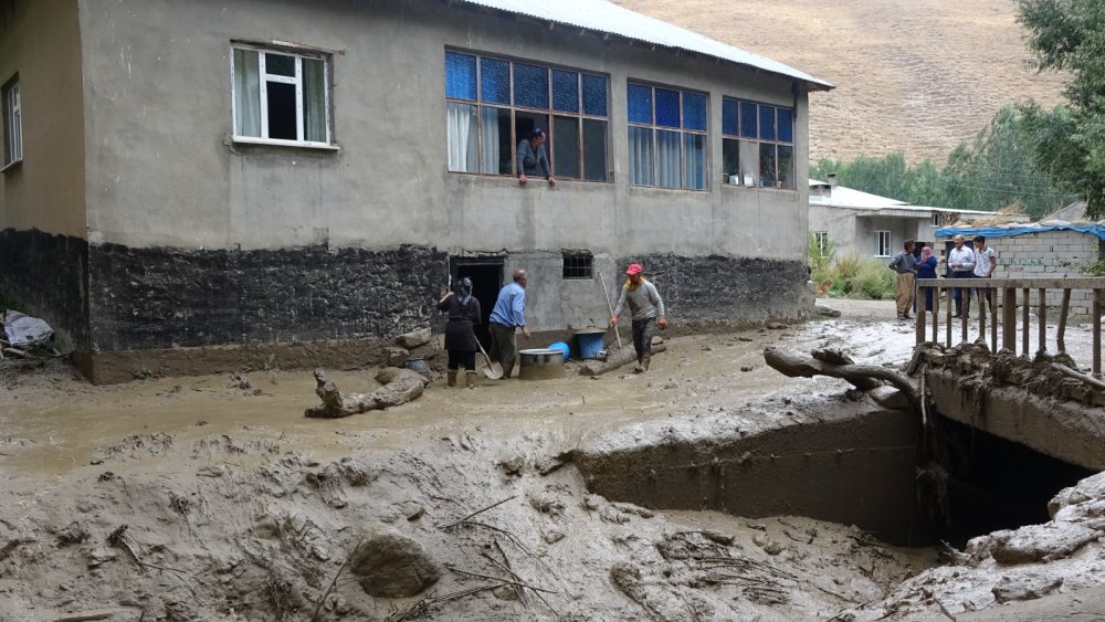 Yağışın olmadığı köyü yayladan gelen su bastı