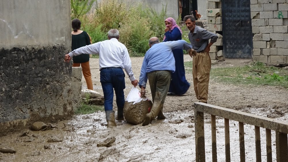 Yağışın olmadığı köyü yayladan gelen su bastı