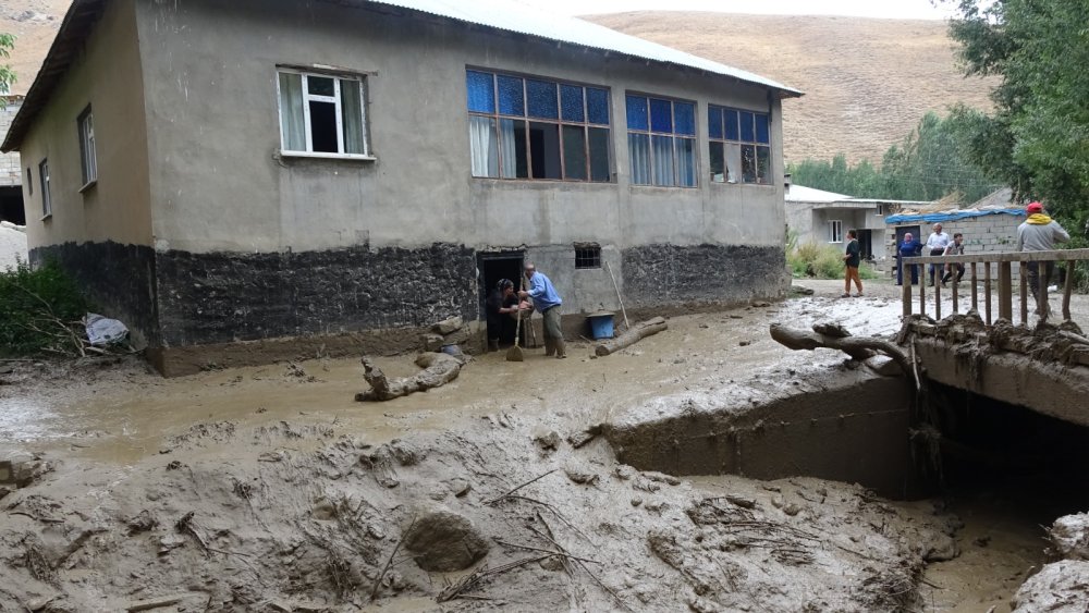 Yağışın olmadığı köyü yayladan gelen su bastı