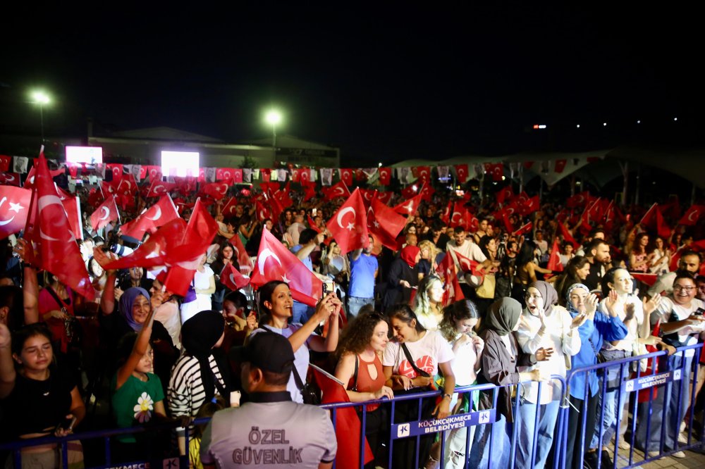 30 Ağustos kutlamalarında Feridun Düzağaç sahne aldı