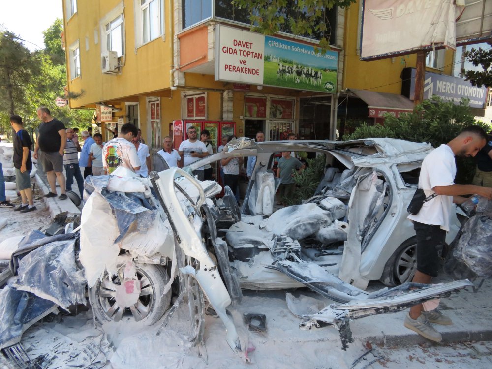 Alçı yüklü kamyon dehşet saçtı: Yaralılar var