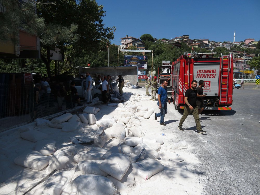 Alçı yüklü kamyon dehşet saçtı: Yaralılar var