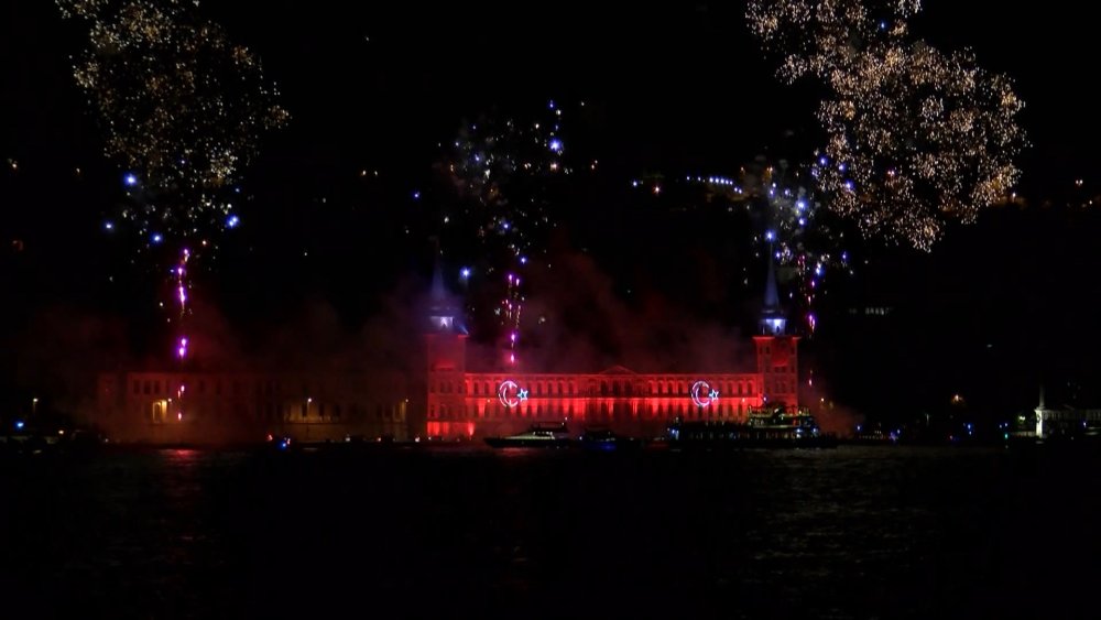 İstanbul Boğazı'nda havai fişeklerin görsel şöleni