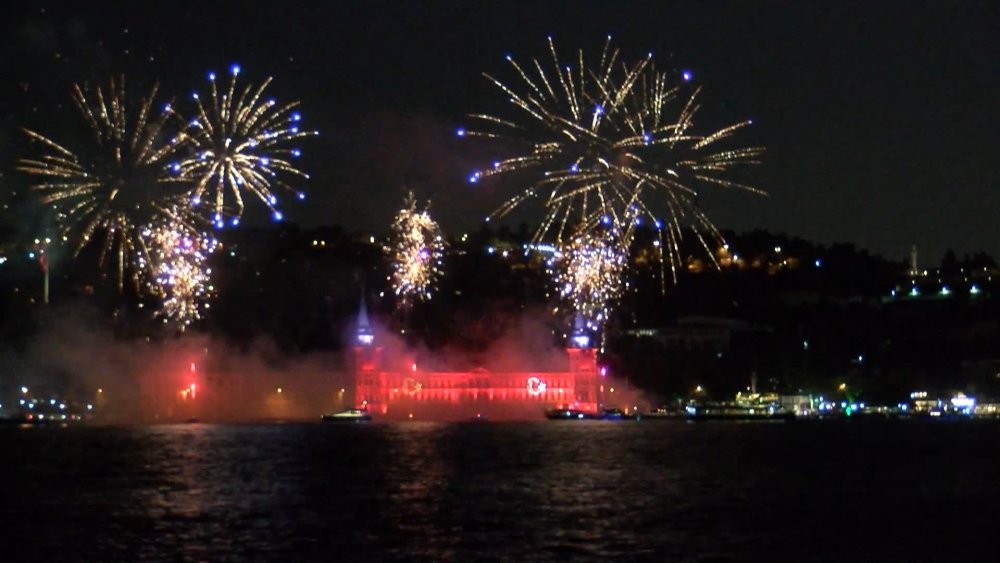 İstanbul Boğazı'nda havai fişeklerin görsel şöleni