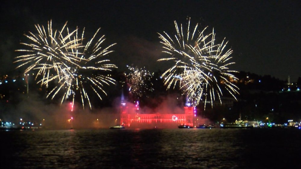 İstanbul Boğazı'nda havai fişeklerin görsel şöleni