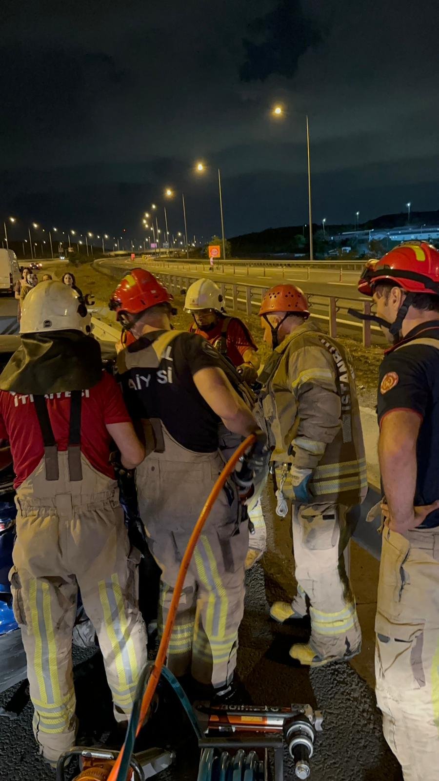 TIR'a çarpan araç bariyerlere daldı: 4 yaralı