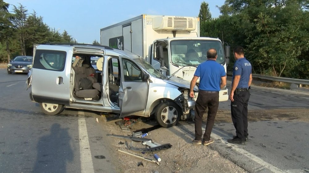 Kamyonet ile hafif ticari araç çarpıştı