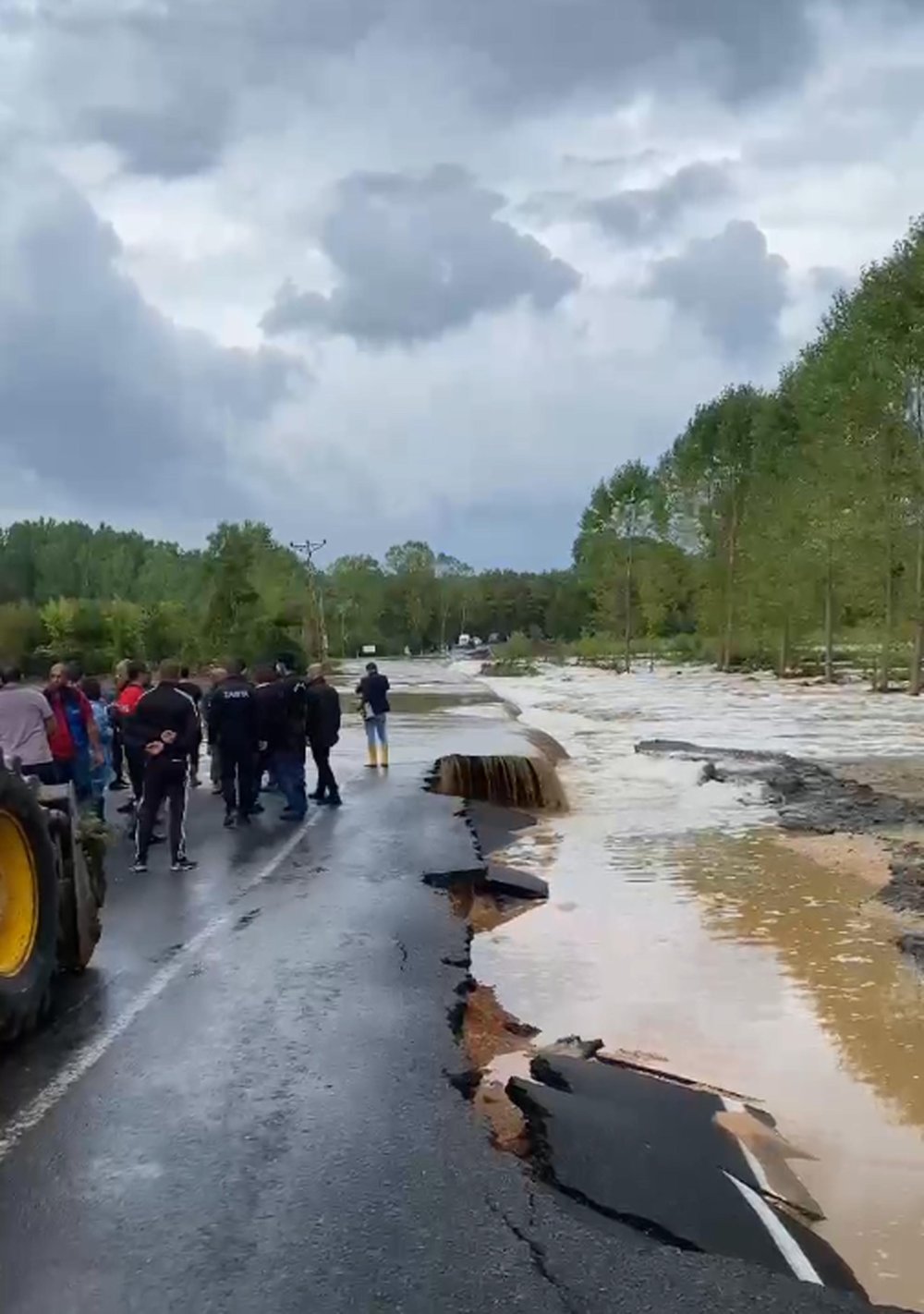 Kentteki kuvvetli yağışta dereler taştı, yollar kapandı