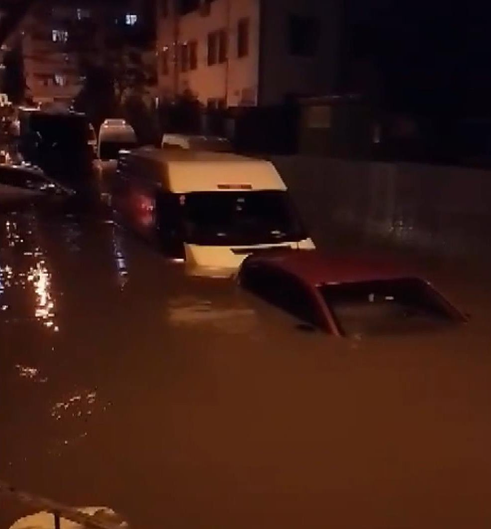 Küçükçekmece'de araçlar sel sularında böyle sürüklendi