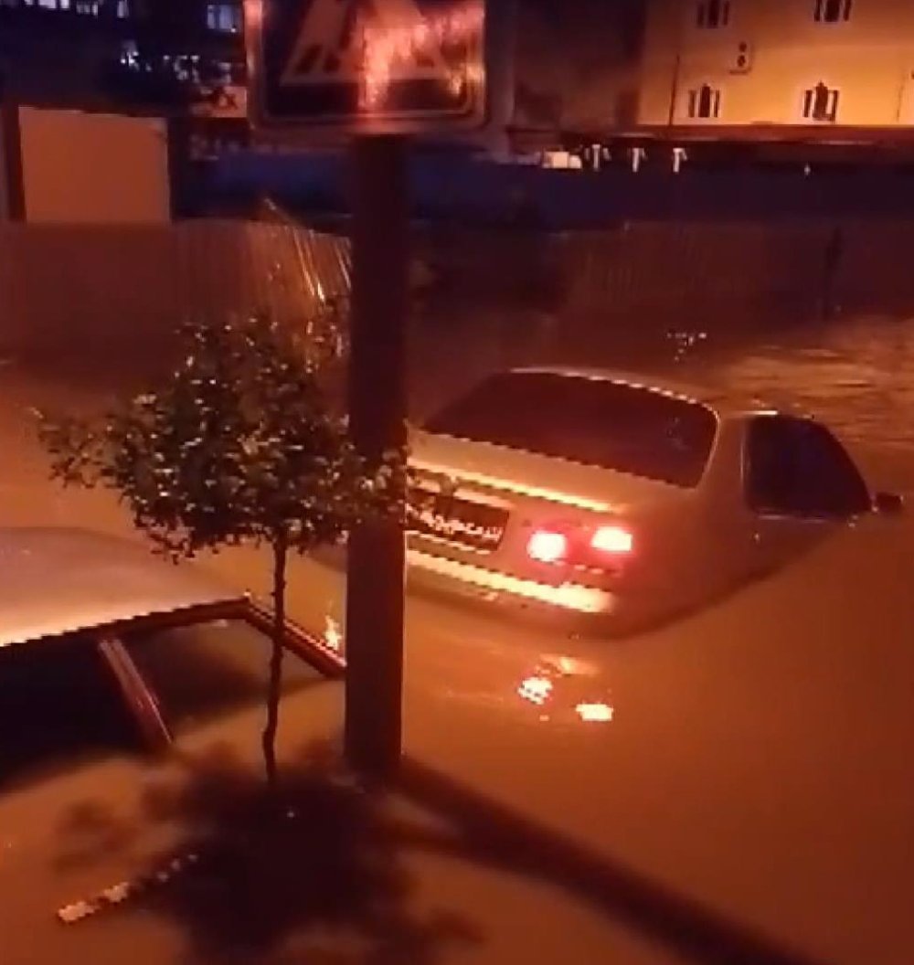 Küçükçekmece'de araçlar sel sularında böyle sürüklendi