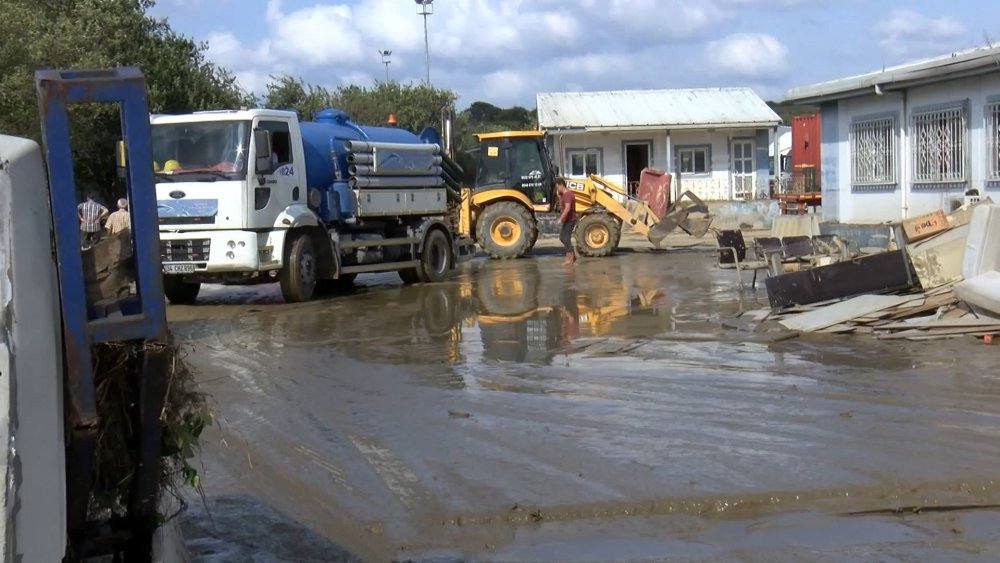 Küçükçekmece'de selin ardından temizlik çalışmaları sürüyor