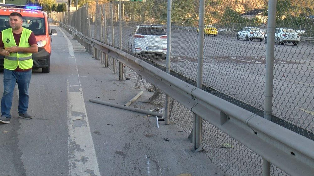 Bariyerlere çarpan motosikletli ağır yaralandı