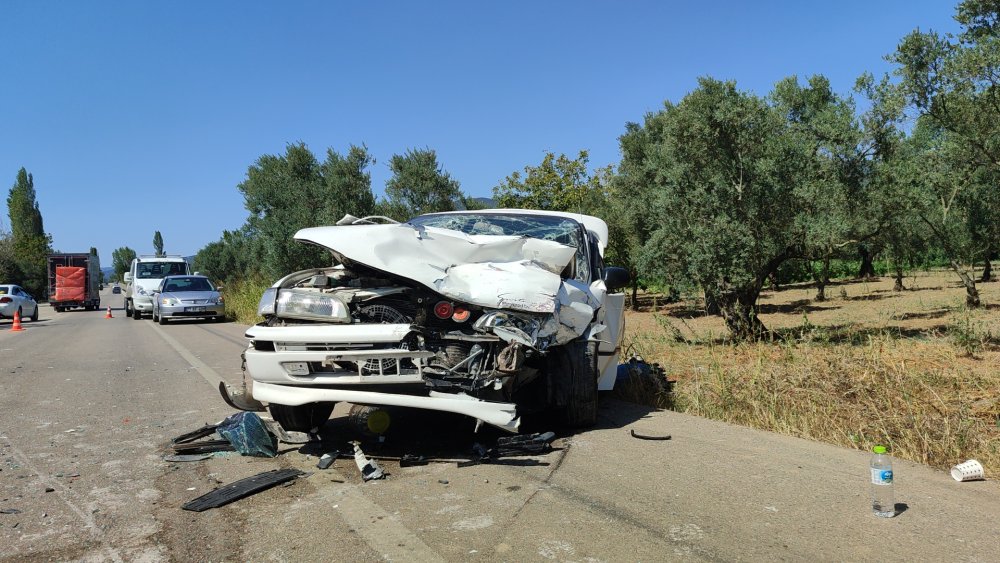 Otomobiller kafa kafaya çarpıştı: 1'i bebek 6 yaralı