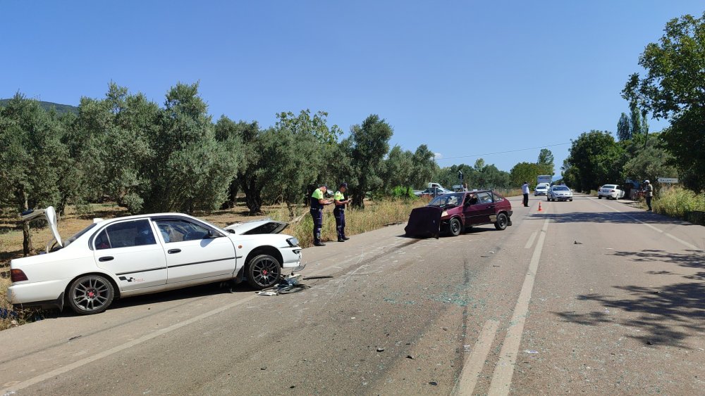 Otomobiller kafa kafaya çarpıştı: 1'i bebek 6 yaralı