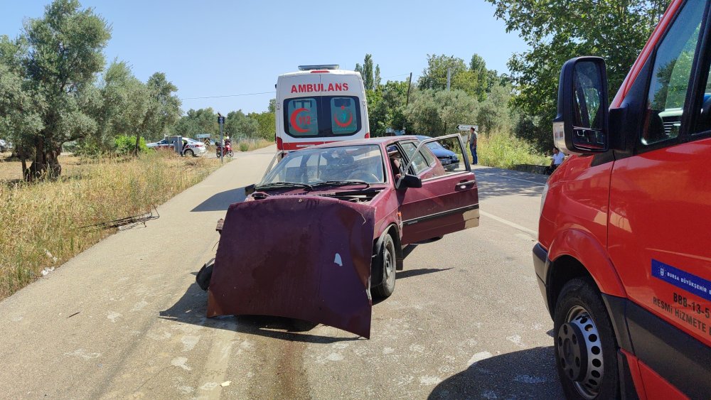 Otomobiller kafa kafaya çarpıştı: 1'i bebek 6 yaralı