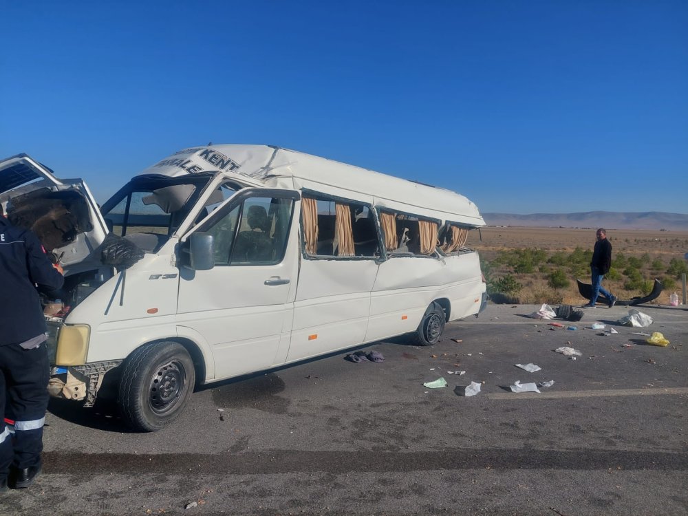 Lastiği patlayan yolcu minibüsü devrildi: 1 ölü, 11 yaralı