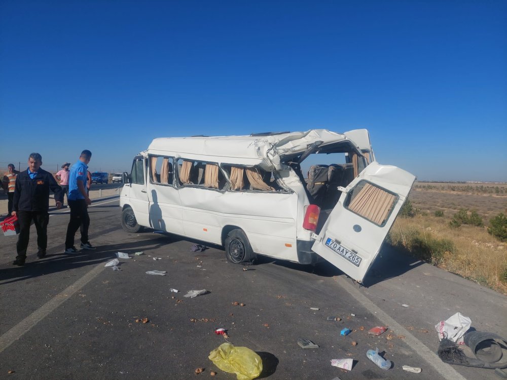 Lastiği patlayan yolcu minibüsü devrildi: 1 ölü, 11 yaralı