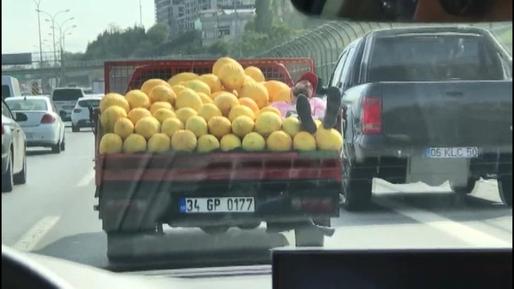 Kavun yüklü kamyonetin kasasında uyuyarak yolculuk