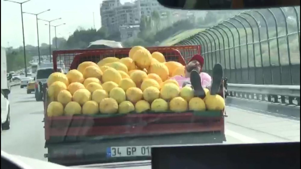 Kavun yüklü kamyonetin kasasında uyuyarak yolculuk