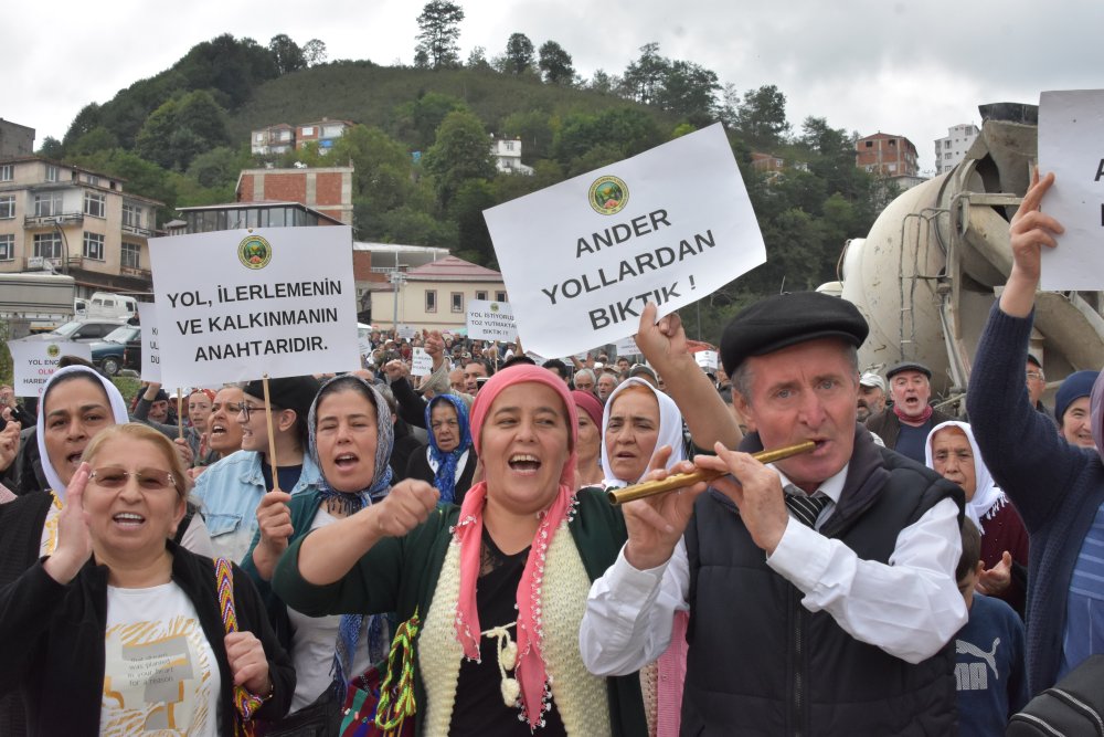 Mahalleliden 'Yolumuz yapılsın' eylemi: 'Çocuklarımızın geleceği için istiyoruz'