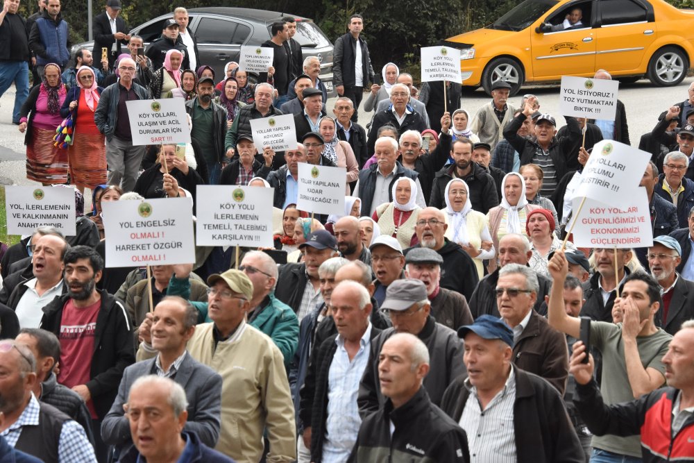 Mahalleliden 'Yolumuz yapılsın' eylemi: 'Çocuklarımızın geleceği için istiyoruz'