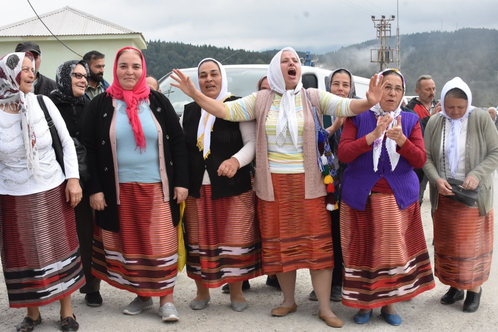 Mahalleliden 'Yolumuz yapılsın' eylemi: 'Çocuklarımızın geleceği için istiyoruz'