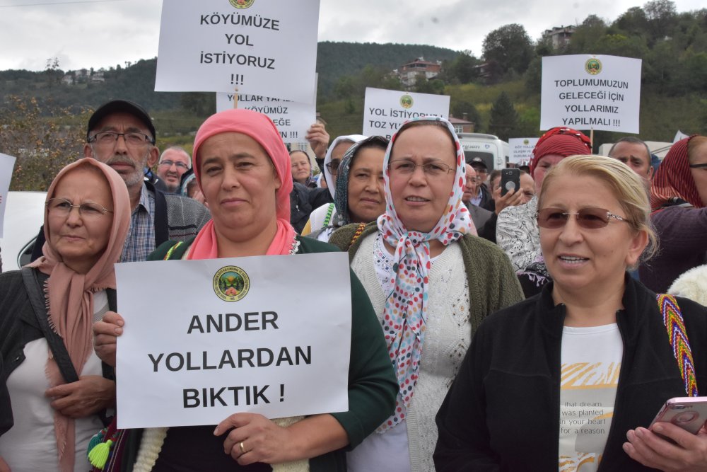 Mahalleliden 'Yolumuz yapılsın' eylemi: 'Çocuklarımızın geleceği için istiyoruz'