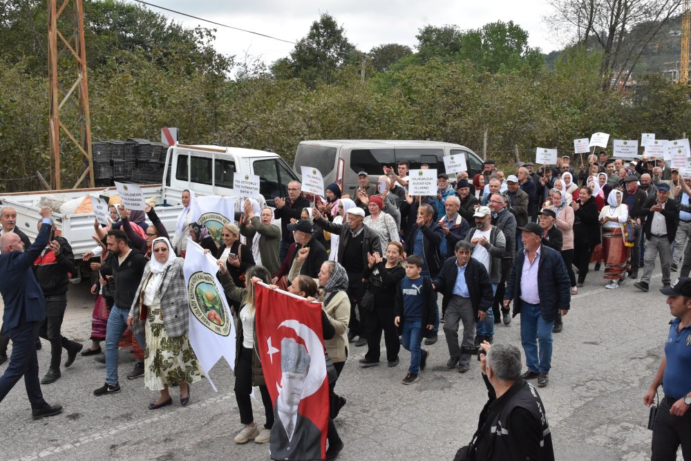 Mahalleliden 'Yolumuz yapılsın' eylemi: 'Çocuklarımızın geleceği için istiyoruz'