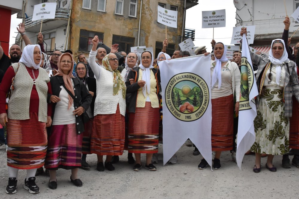 Mahalleliden 'Yolumuz yapılsın' eylemi: 'Çocuklarımızın geleceği için istiyoruz'