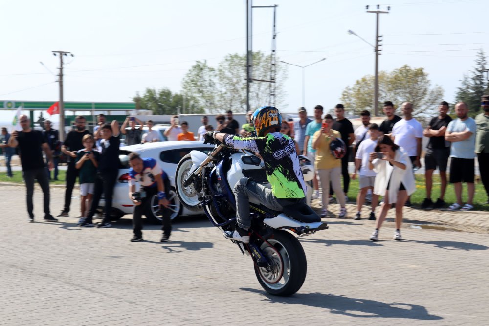 Motosiklet festivalinde akrobasi gösterisi